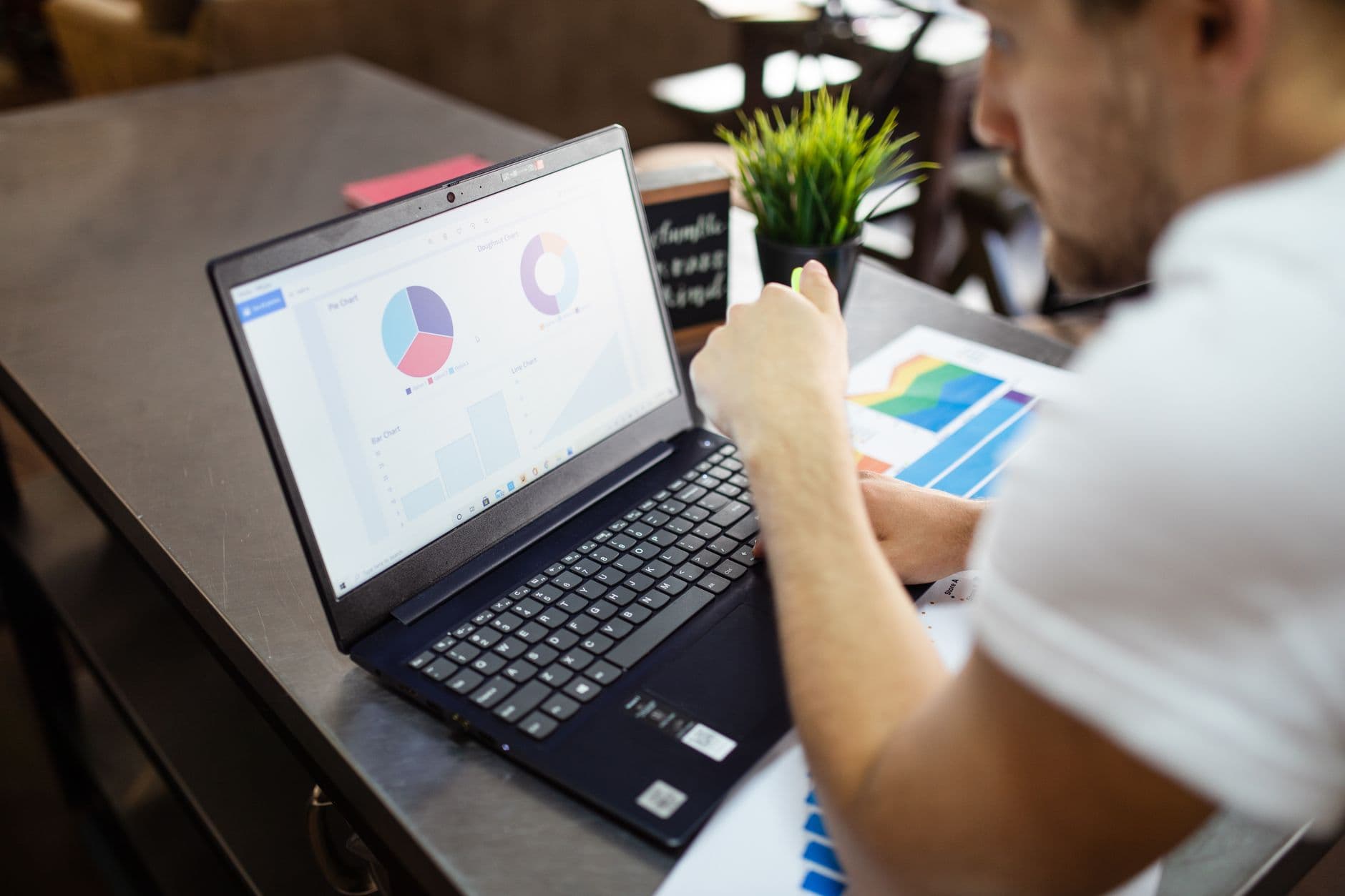 Fondateur analysant des données de feedback utilisateur sur laptop