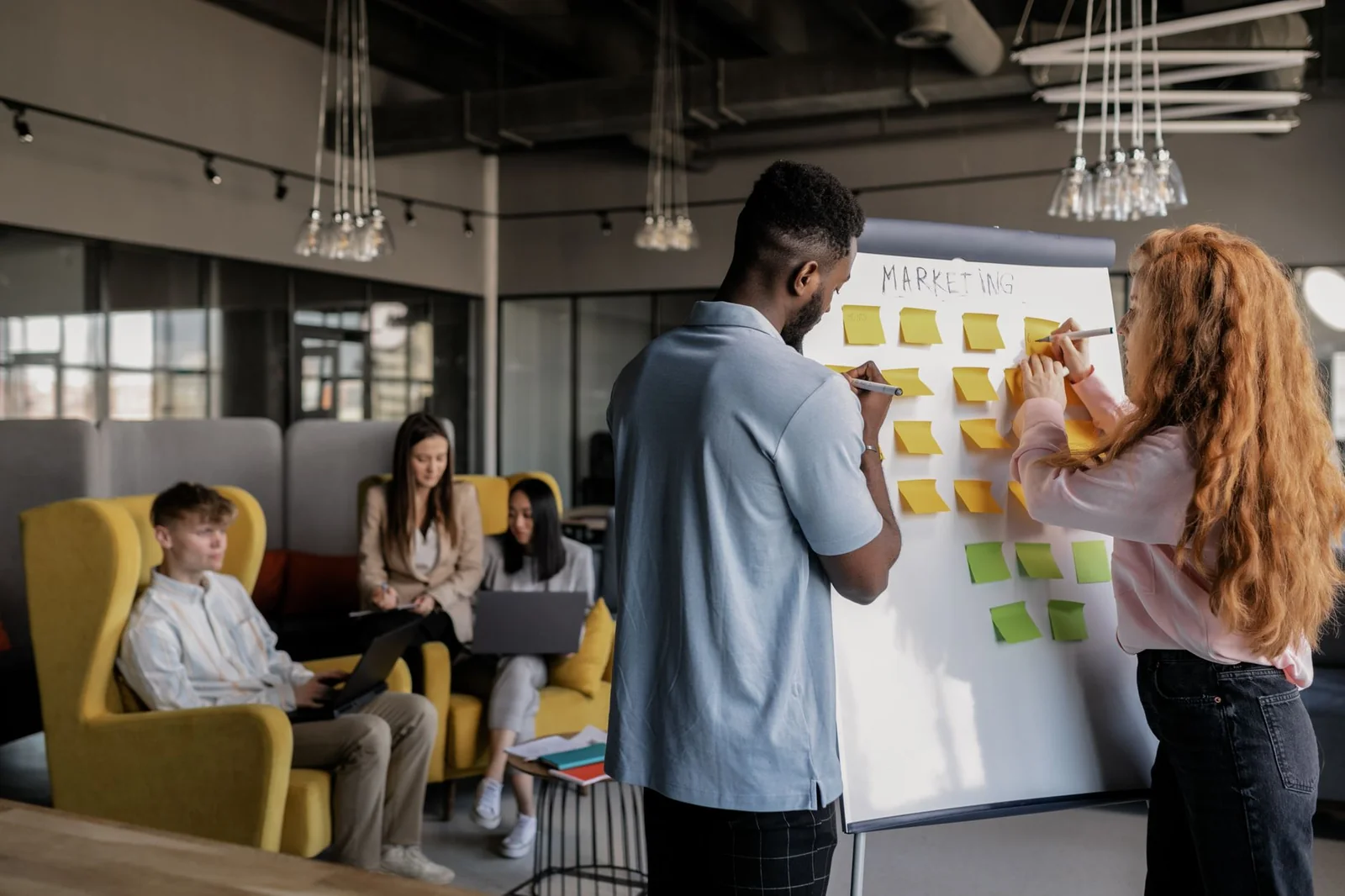 Équipe PME en réunion autour d'un tableau kanban digital